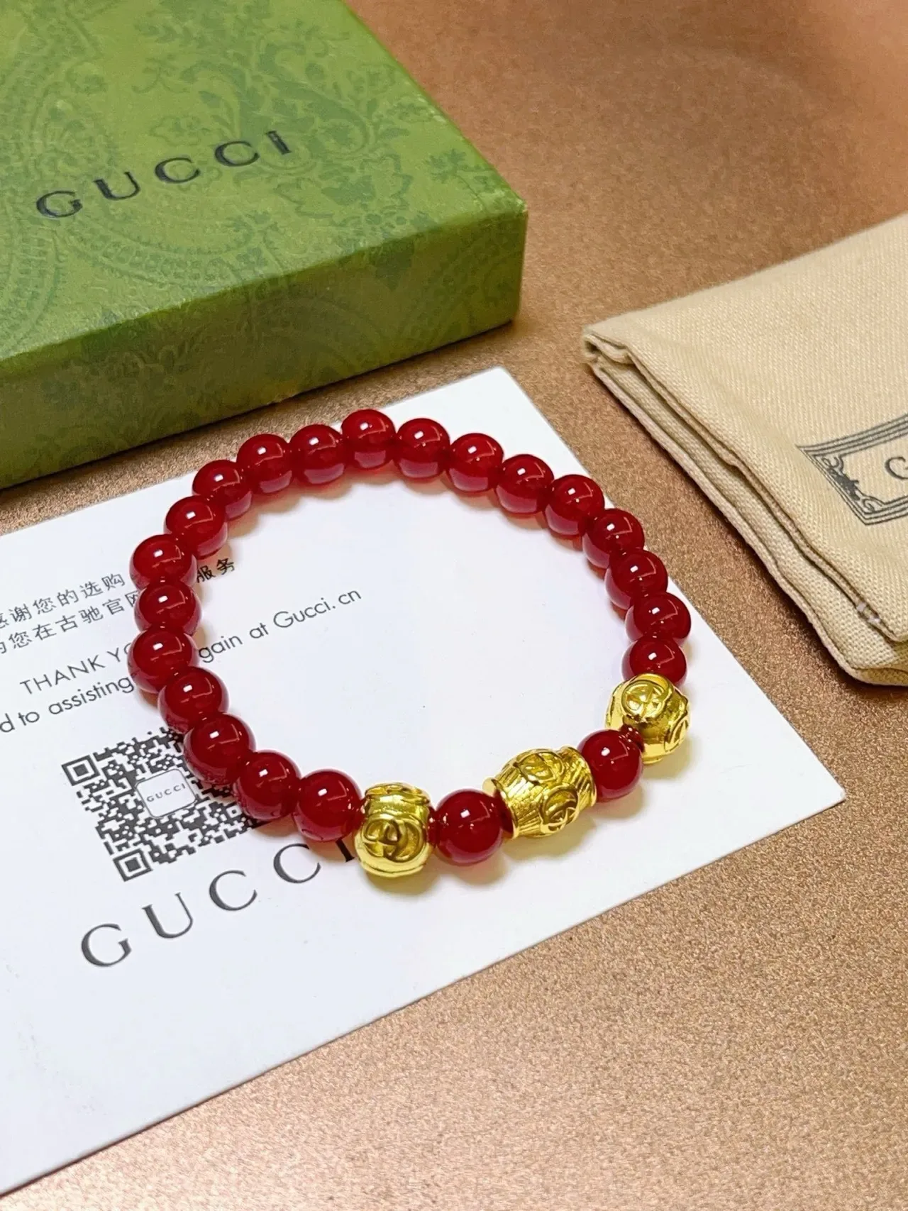 Gucci Pulseira Charms Beaded Vermelho e Dourado 4