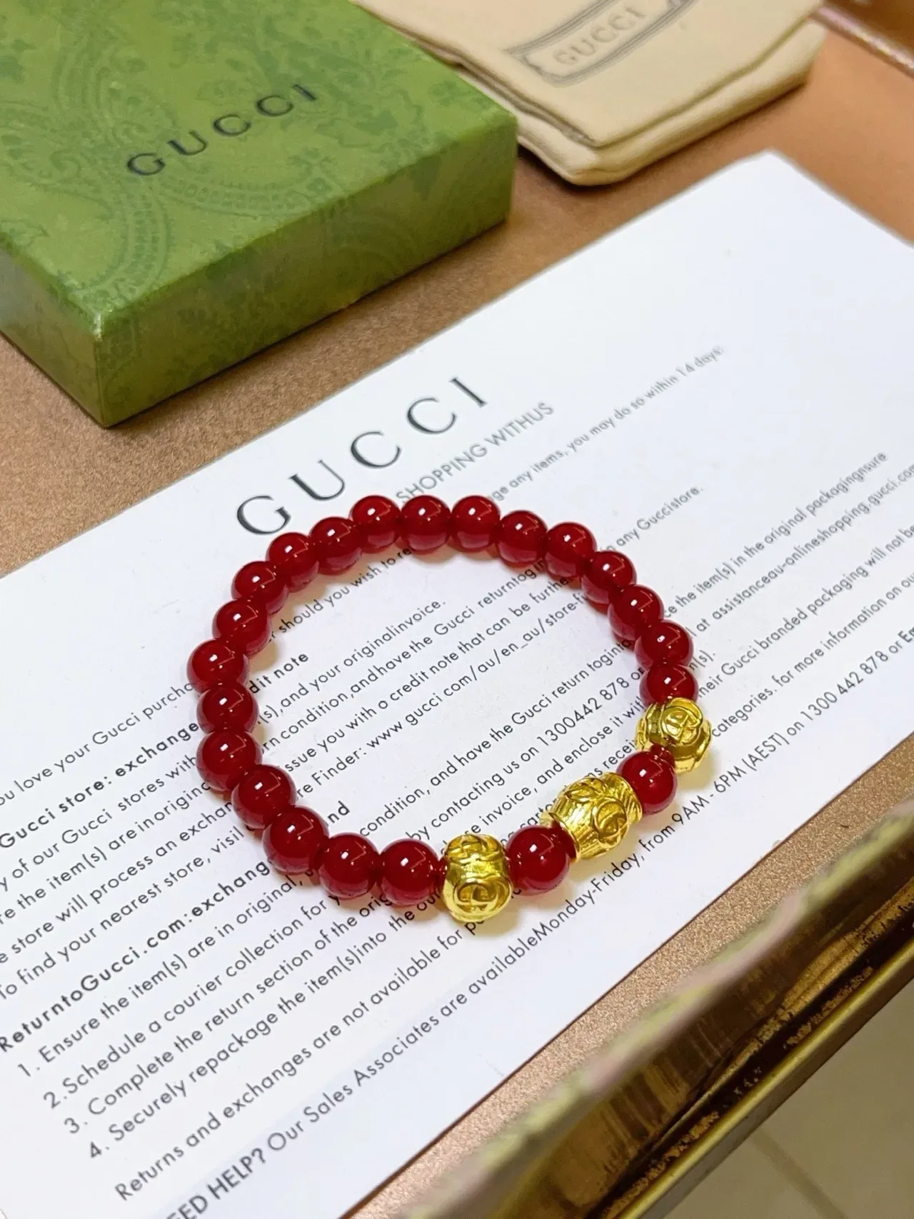 Gucci Pulseira Charms Beaded Vermelho e Dourado 6