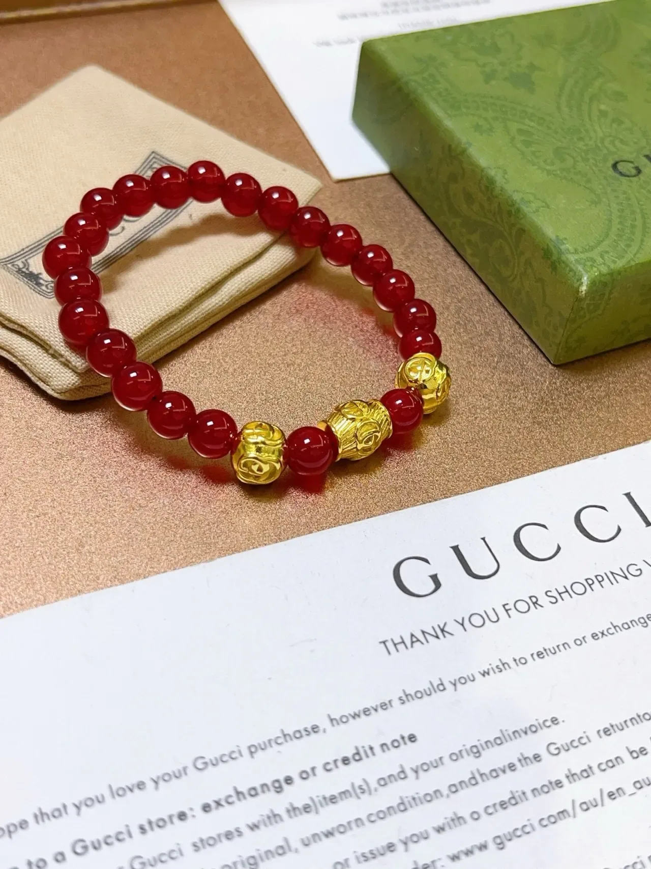 Gucci Pulseira Charms Beaded Vermelho e Dourado 7