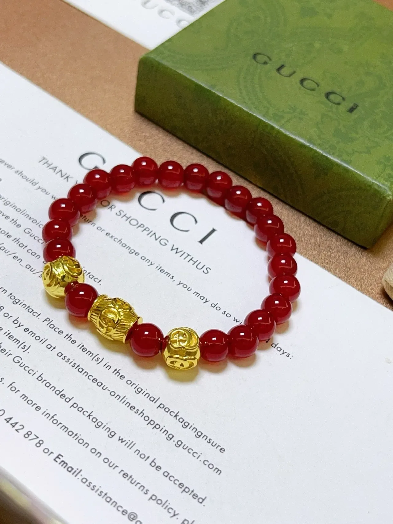 Gucci Pulseira Charms Beaded Vermelho e Dourado 9