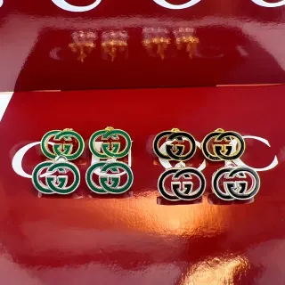 Gucci লাল সবুজ এনামেল কোটেড ইন্টারলকিং GG লোগো কানের দুল