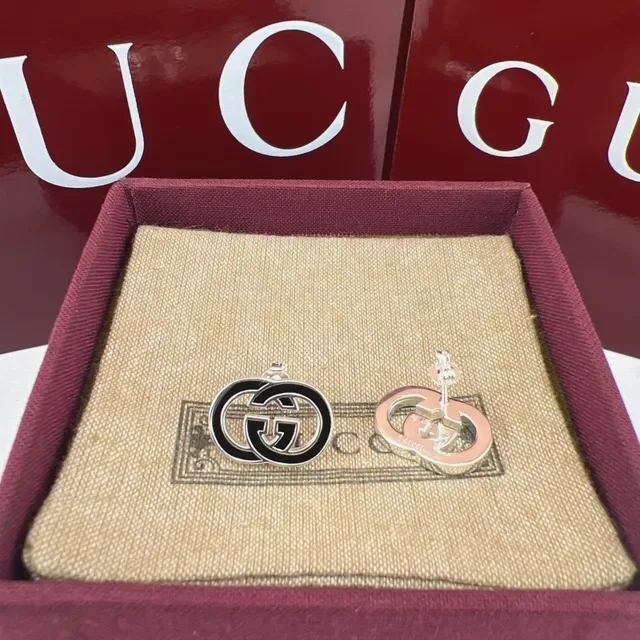 Gucci Aretes Interlocking GG Logo Esmaltados Rojo y Verde 8