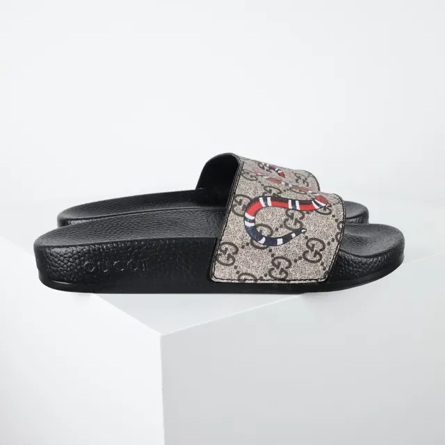 Gucci Screener কালো বেইজ GG Monogram ক্যানভাস King Cobra সাপ প্রিন্ট চপ্পল 3