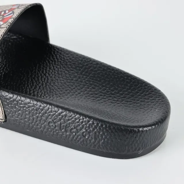 Gucci Screener কালো বেইজ GG Monogram ক্যানভাস King Cobra সাপ প্রিন্ট চপ্পল 4