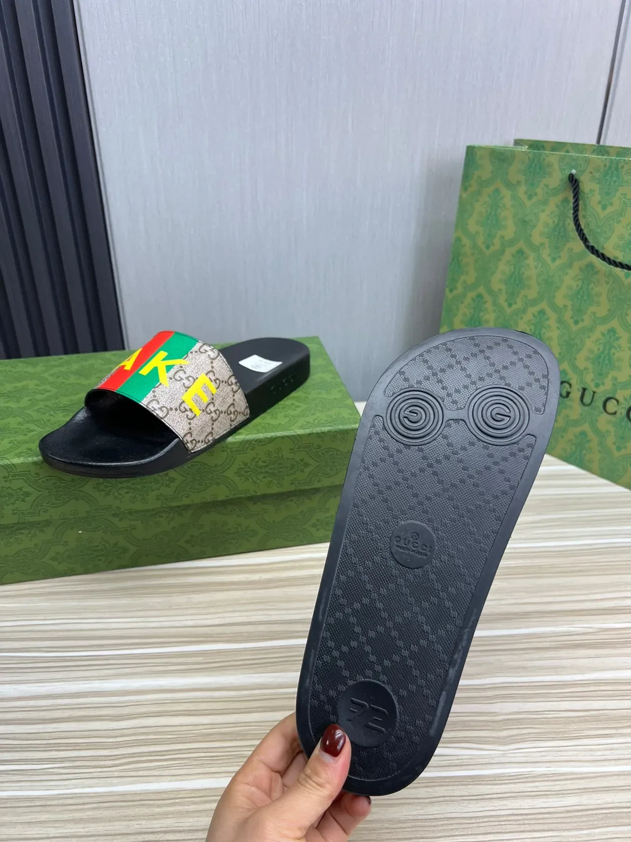 Gucci Screener Web Stripe AKE Print pantoufles 2