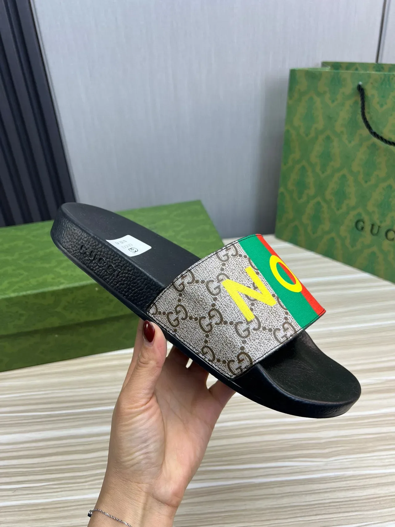 Gucci Screener Web Stripe AKE Print pantoufles 4