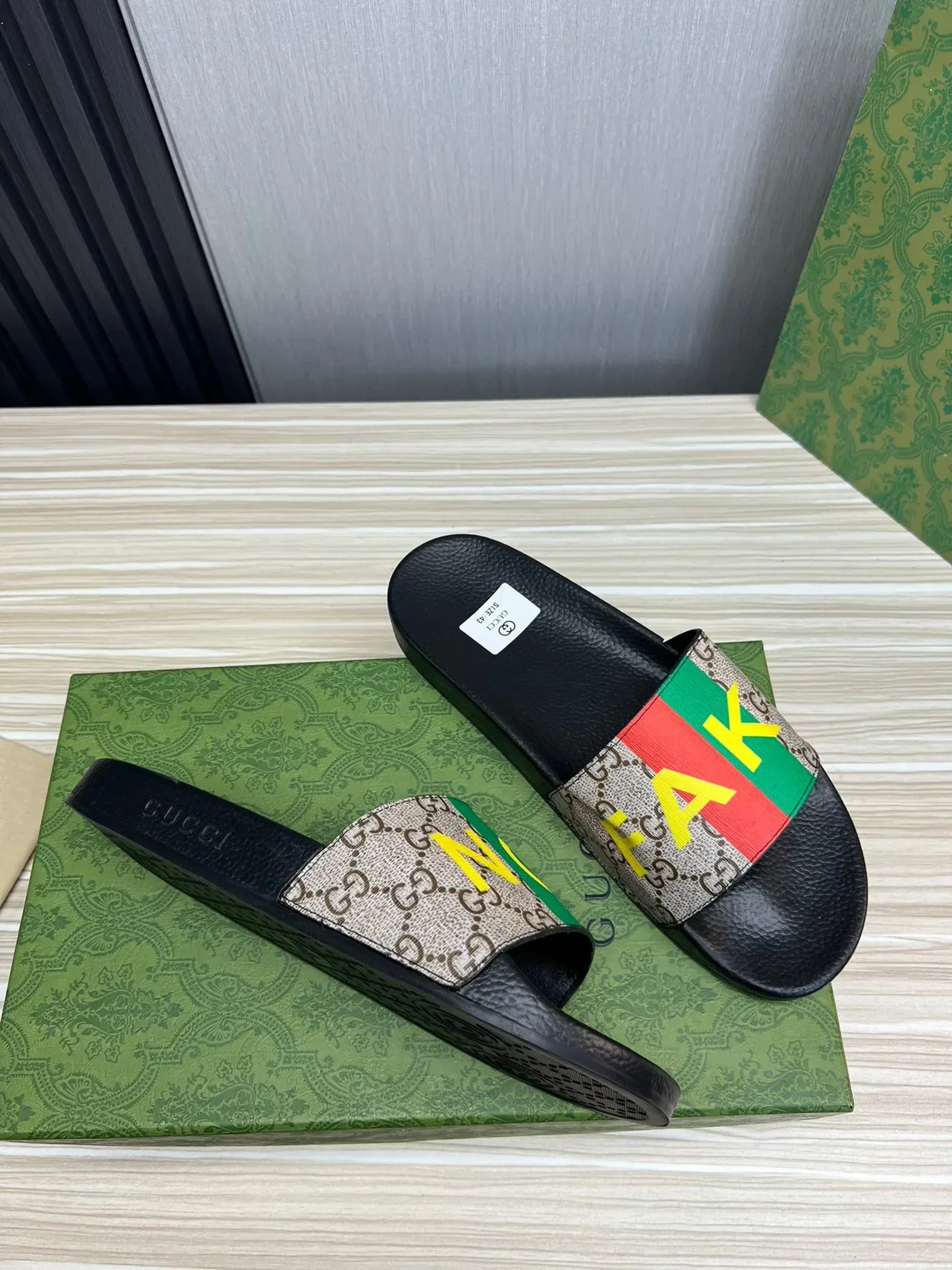 Gucci Screener Web Stripe AKE Print pantoufles 5