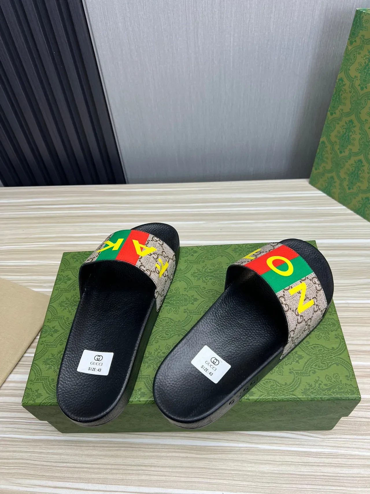 Gucci Screener Web Stripe AKE Print pantoufles 6