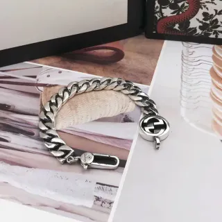 سوارة غوتشي فضية سلاسل منحنية كثيفة مع إغلاق شعار G متشابك