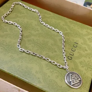 Gucci সিলভার গ্রিন হেভি-লিঙ্ক কার্ব চেইন এনগ্রেভড সার্কুলার পেন্ডেন্ট হার