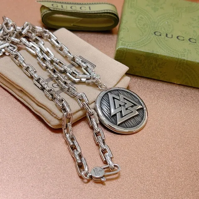 Gucci Collier Chaîne Curb Pesante Chaînons Argent Vert Gravée Pendentif Circulaire 6