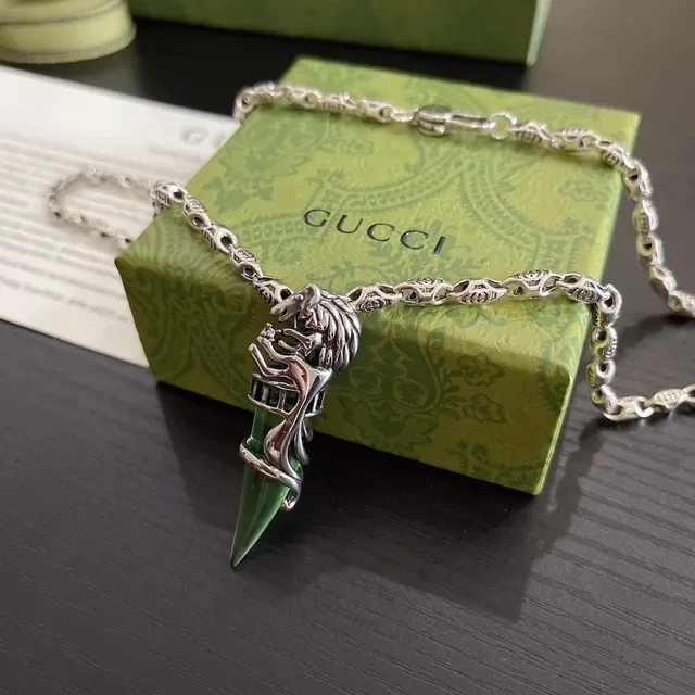 Gucci चांदी हरा सज्जित लिंक चेन सींग आकार का पेंडेंट नेकलेस 9