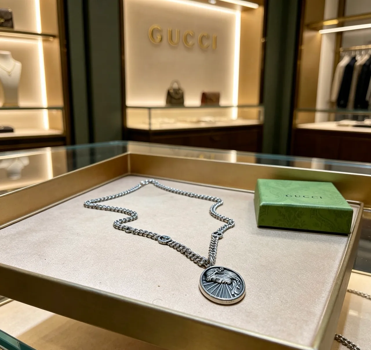 Gucci فضية متشابكة دوبل جی أسد ميداليون 2