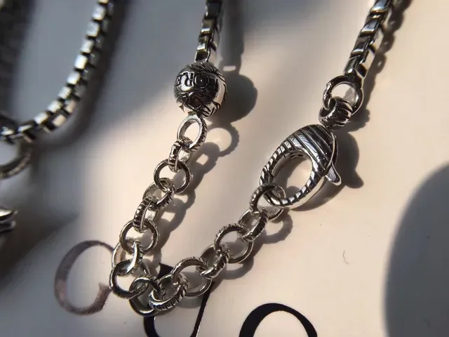 Gucci Pendentif Tête de Taureau Chaîne Box Ton Argent 2