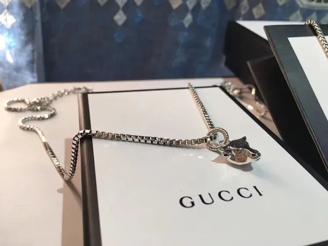 Gucci Pendentif Tête de Taureau Chaîne Box Ton Argent 4