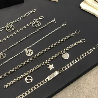 Gucci فضي Interlocking G Charm أساور