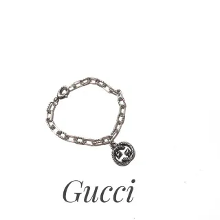سوار Gucci سلاسل مربوطة ملتفة فضي دائرية مع تعليق Double-G