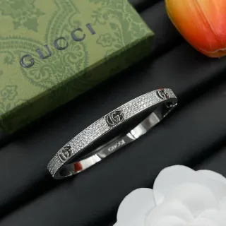 Gucci سوار فضي أبيض Pavé-Set Interlocking G نقش
