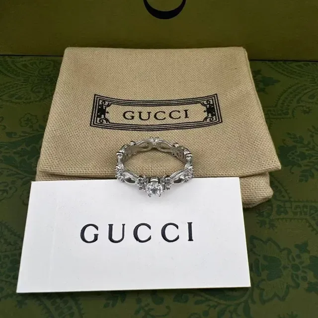 Gucci স্ট্যাকড ফ্লোরাল মোটিফ মাল্টি-মেটাল রিংস 7