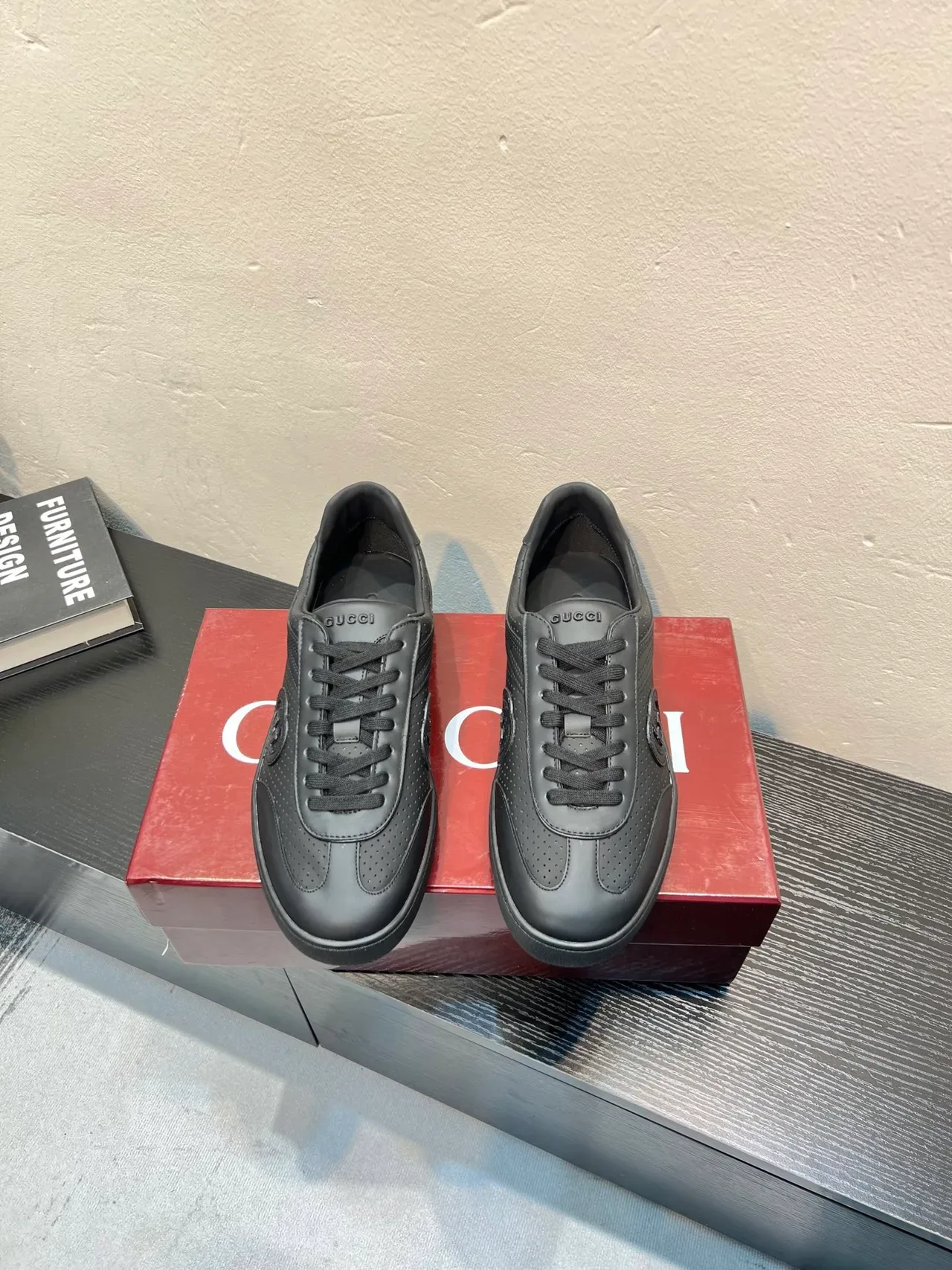 Gucci Tennis 1977 Chaussures lifestyle en cuir noir perforé 2