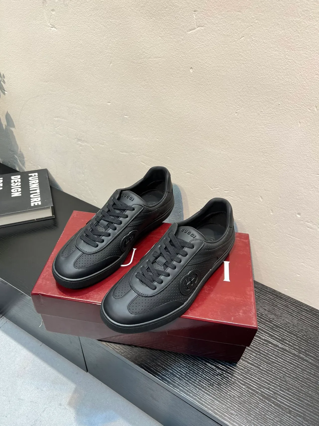 Gucci Tennis 1977 Chaussures lifestyle en cuir noir perforé 3