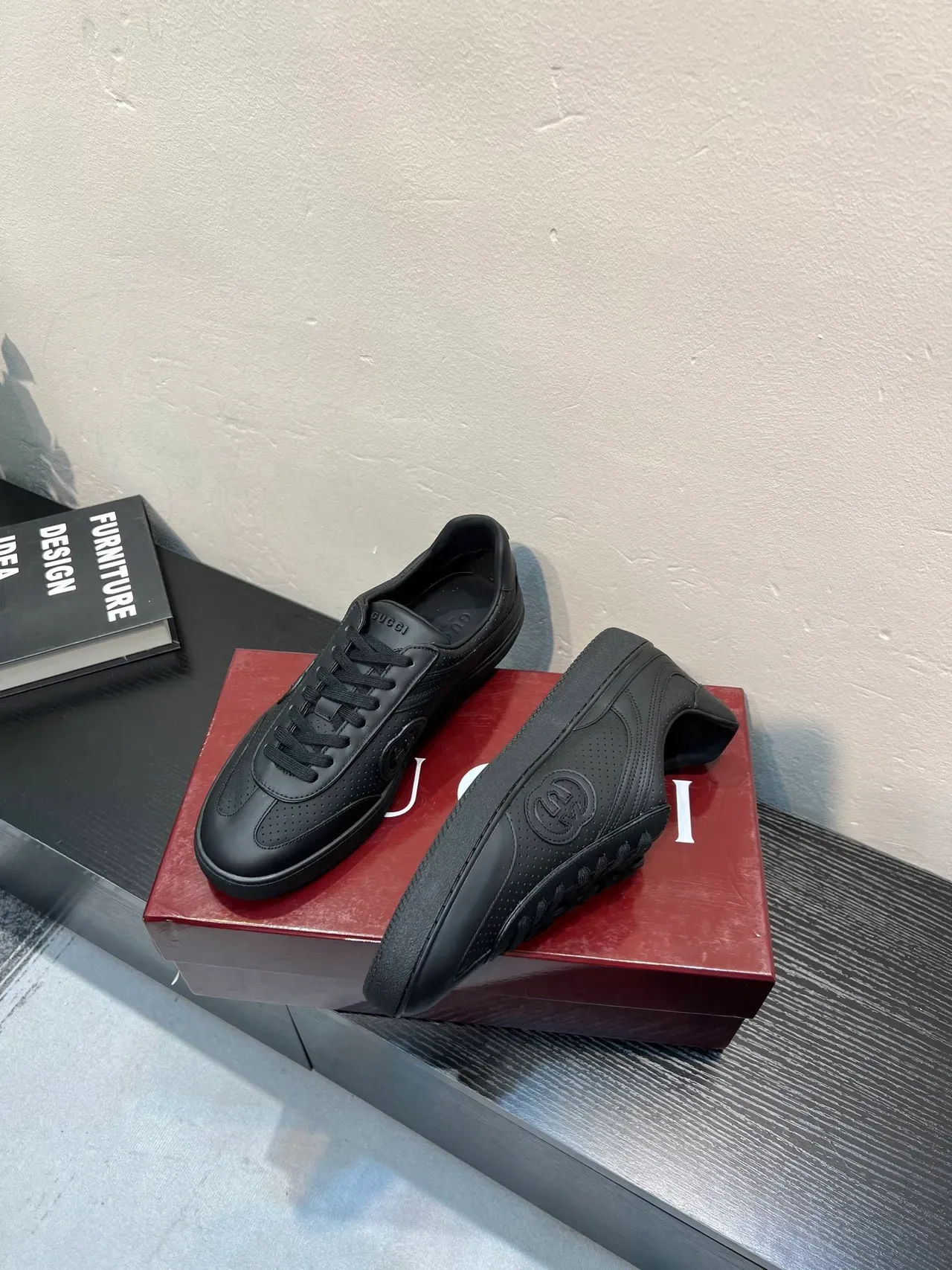 Gucci Tennis 1977 Chaussures lifestyle en cuir noir perforé 4