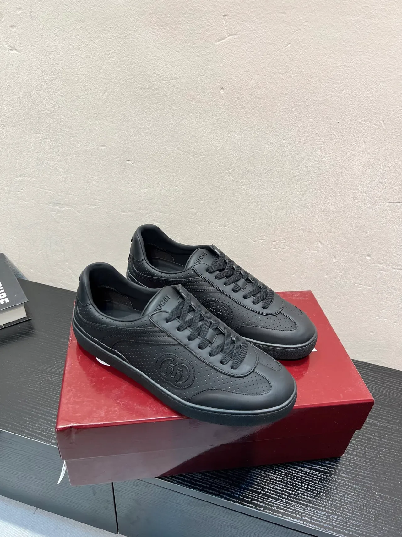 Gucci Tennis 1977 Chaussures lifestyle en cuir noir perforé 5
