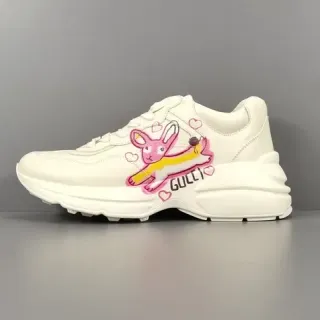 Gucci sneakers lifestyle blanches roses à semelle chunky avec graphisme de lapin brodé