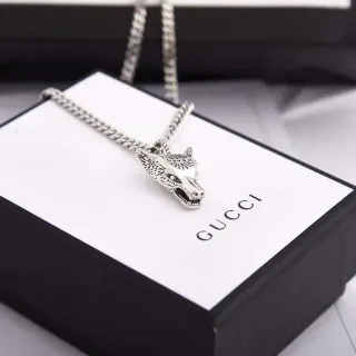 Gucci Collier Pendentif Tête de Loup en ton argent