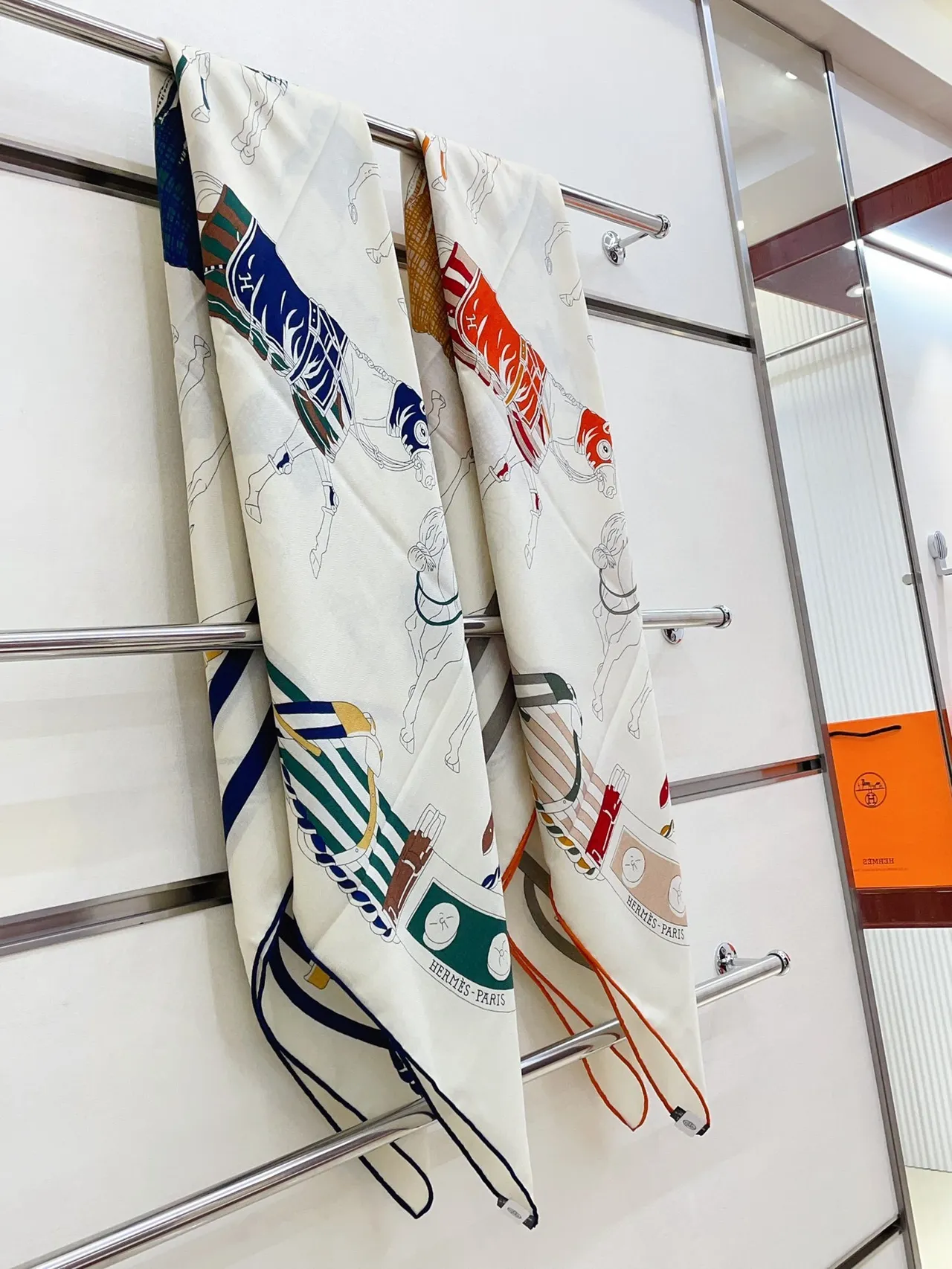 Hermès 米色海军蓝骑术印花织造丝绸围巾 3