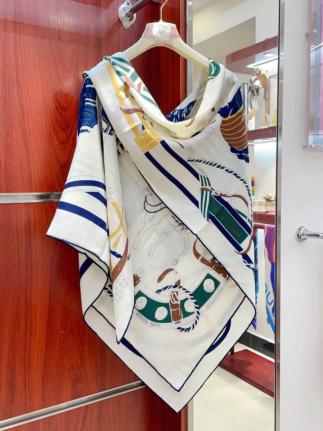 Hermès 米色海军蓝骑术印花织造丝绸围巾 8