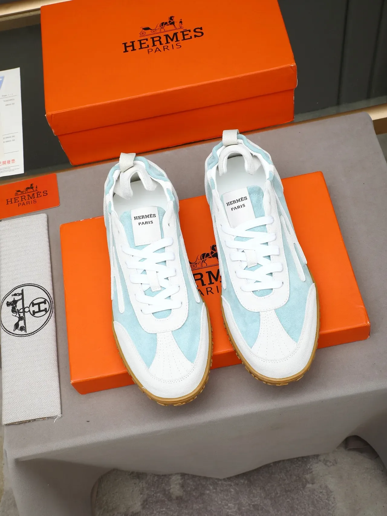 Hermès Zapatillas Azules y Blancas Paneles de Ante y Cuero Suela de Goma 2