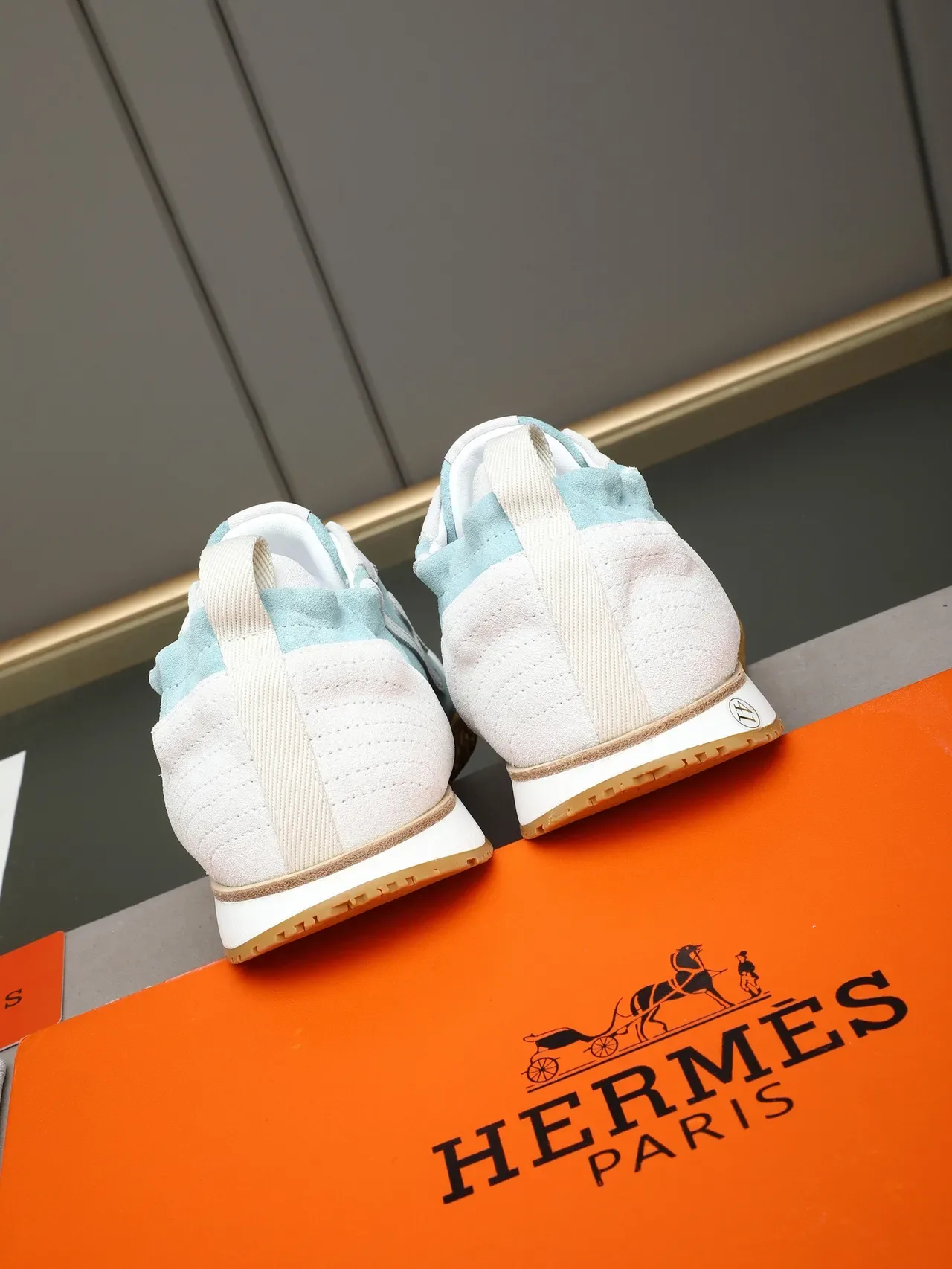 Hermès Zapatillas Azules y Blancas Paneles de Ante y Cuero Suela de Goma 3