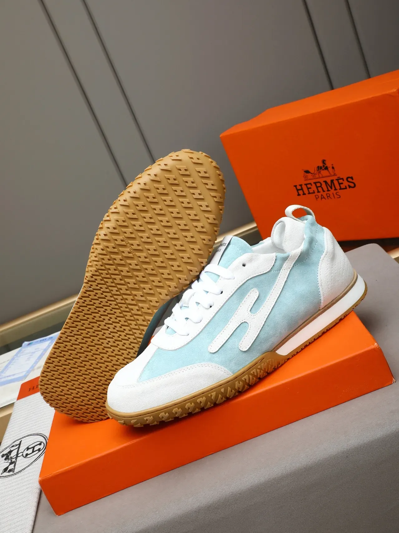 Hermès Zapatillas Azules y Blancas Paneles de Ante y Cuero Suela de Goma 4