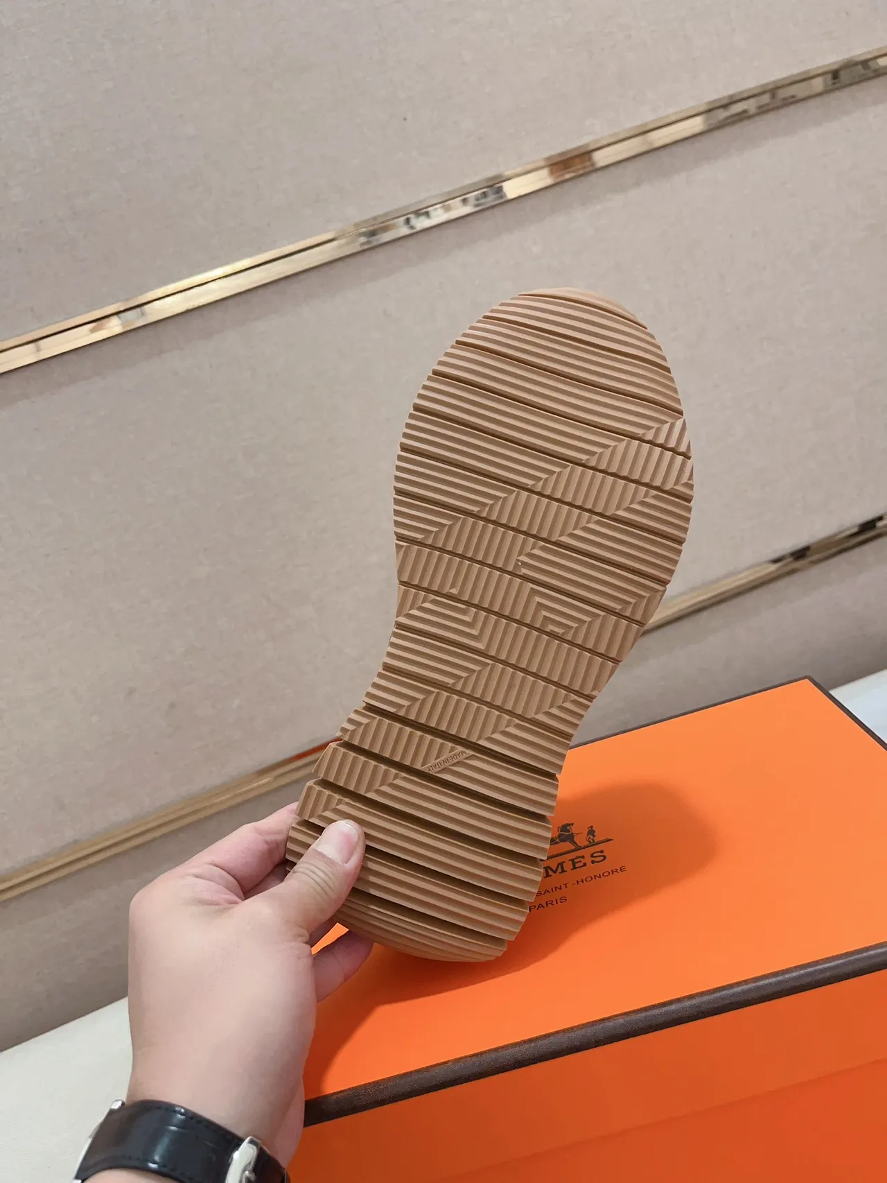 Hermès Sneakers Lifestyle à couleur Bordeaux Orange avec upper hybride Suede-Mesh et construction de panneaux géométriques 2