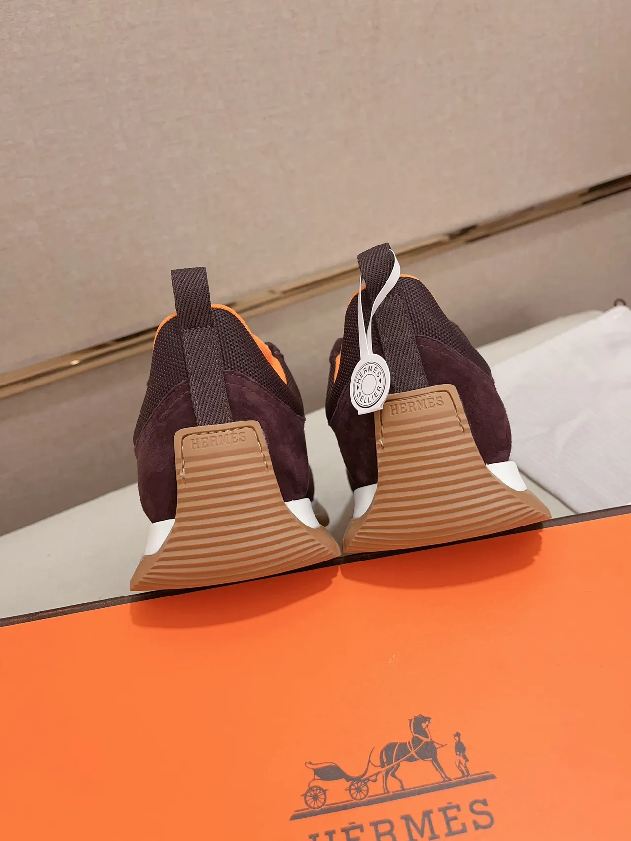Hermès Sneakers Lifestyle à couleur Bordeaux Orange avec upper hybride Suede-Mesh et construction de panneaux géométriques 3