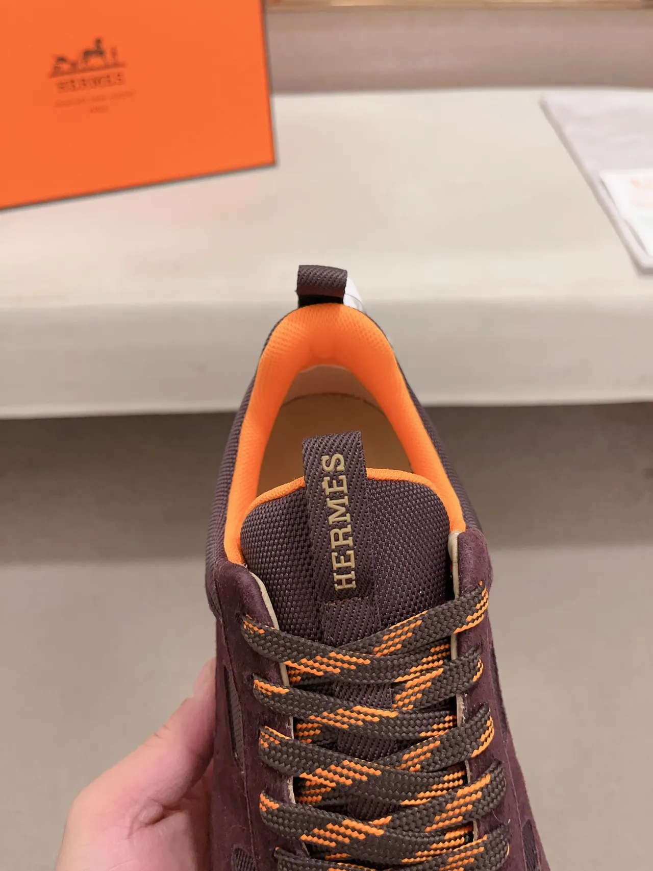 Hermès Sneakers Lifestyle à couleur Bordeaux Orange avec upper hybride Suede-Mesh et construction de panneaux géométriques 4