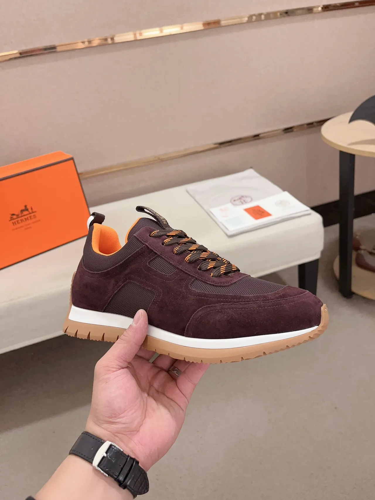 Hermès Sneakers Lifestyle à couleur Bordeaux Orange avec upper hybride Suede-Mesh et construction de panneaux géométriques 5