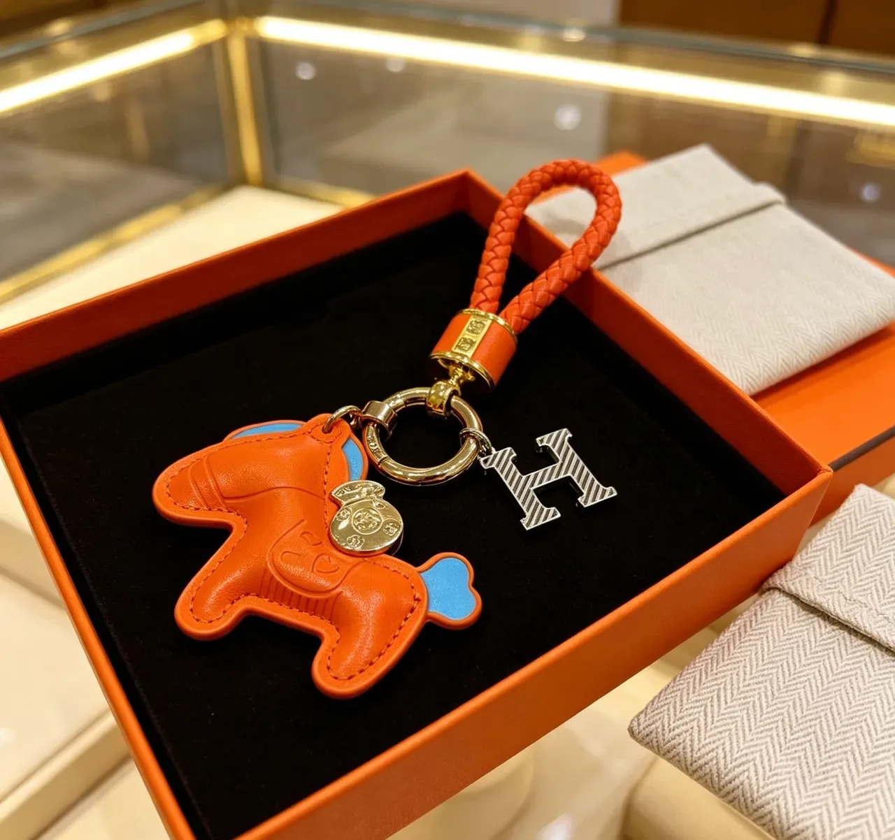 Hermès Eléphant 橙藍色編織皮革象形吊飾環手袋 4