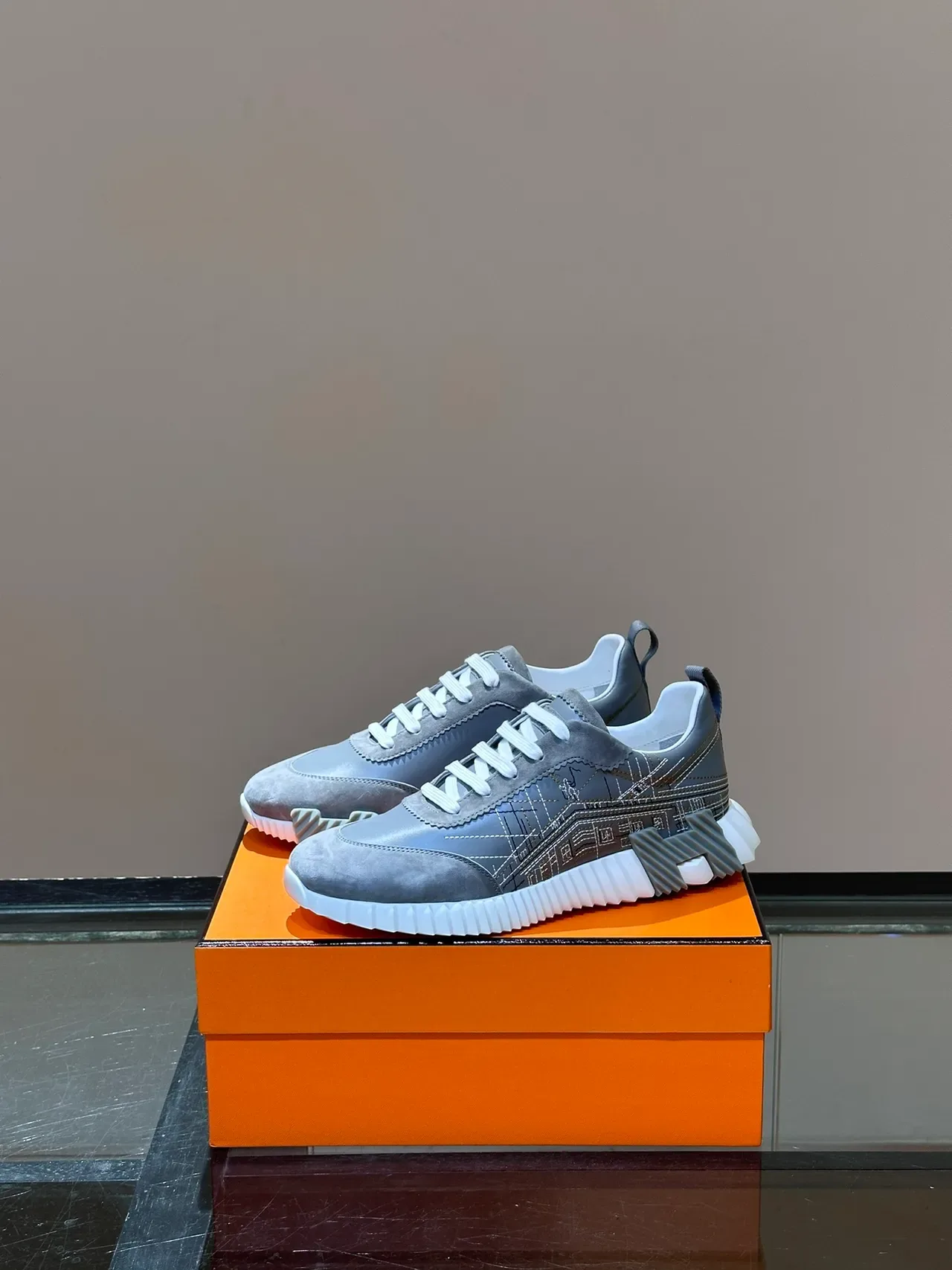 Hermès Daim Gris H-Heel Counter Sneaker Lifestyle 2