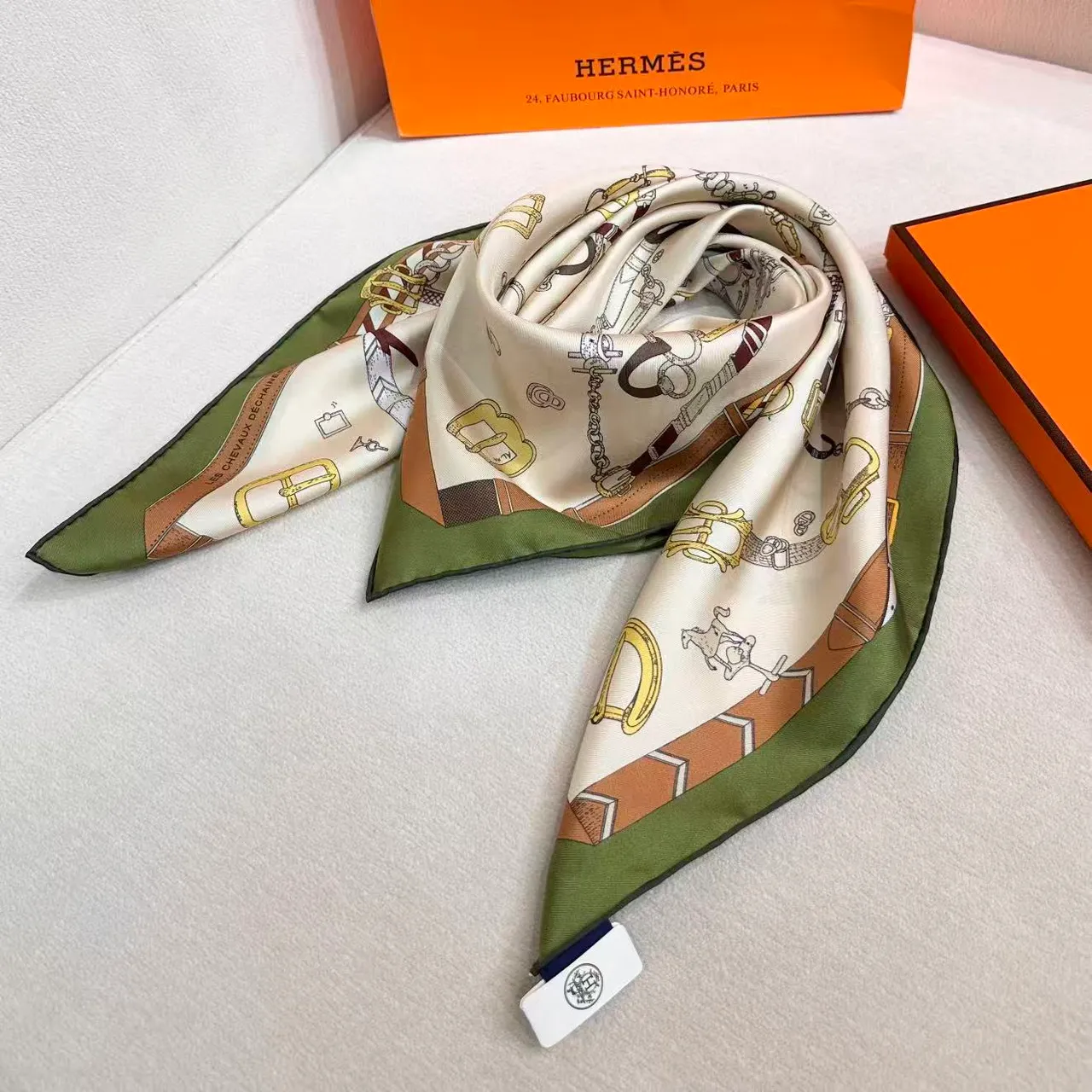 Hermès Les Vieux Lézard ক্রিম অলিভ গ্রিন রেশম স্কার্ফ 4