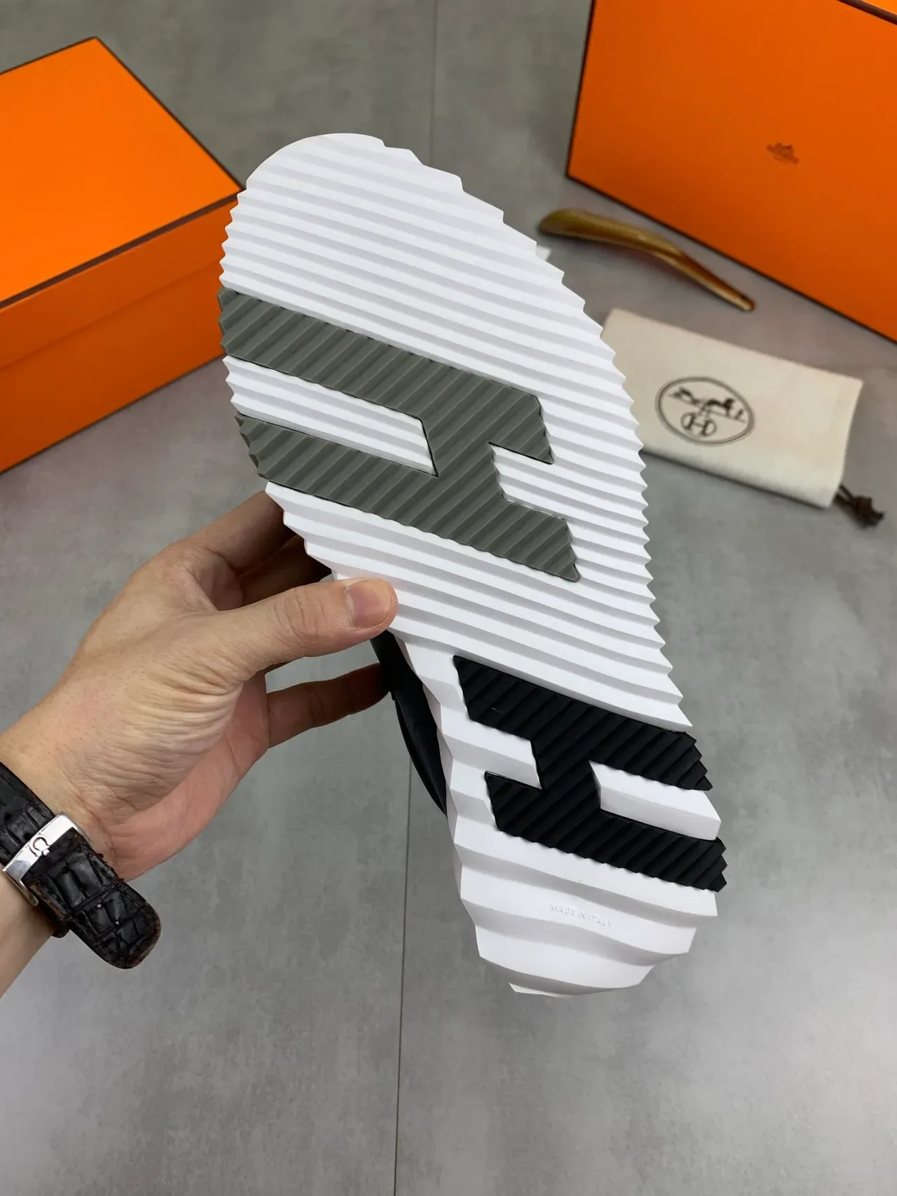 Hermès Sneaker Lifestyle en daim et cuir bleu marine 3