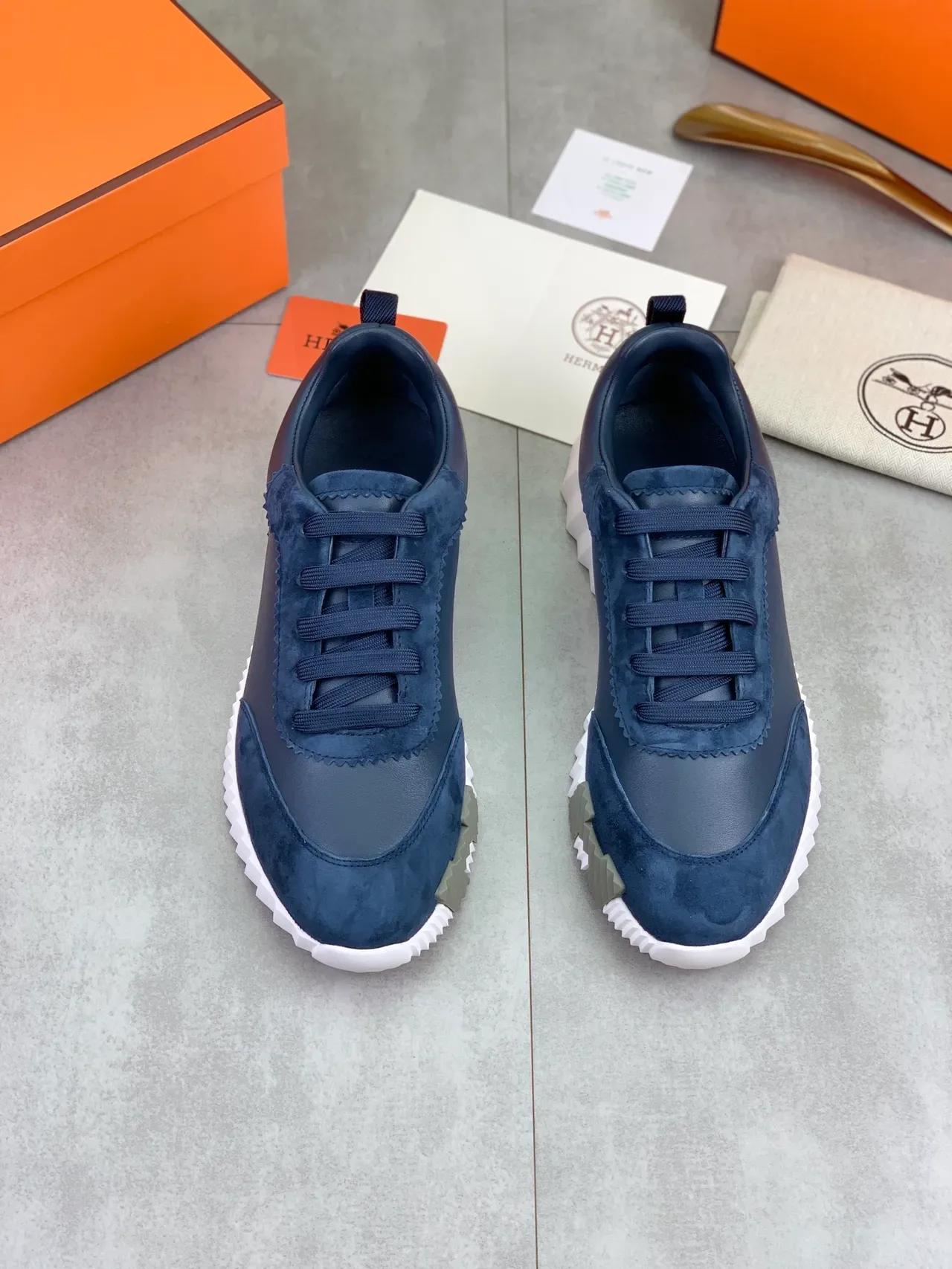 Hermès Sneaker Lifestyle en daim et cuir bleu marine 4