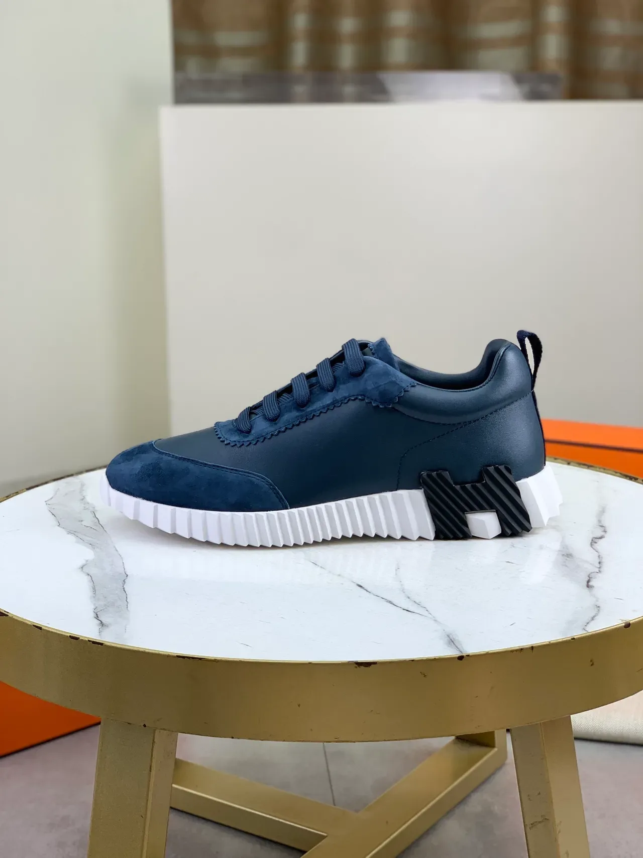Hermès Sneaker Lifestyle en daim et cuir bleu marine 5