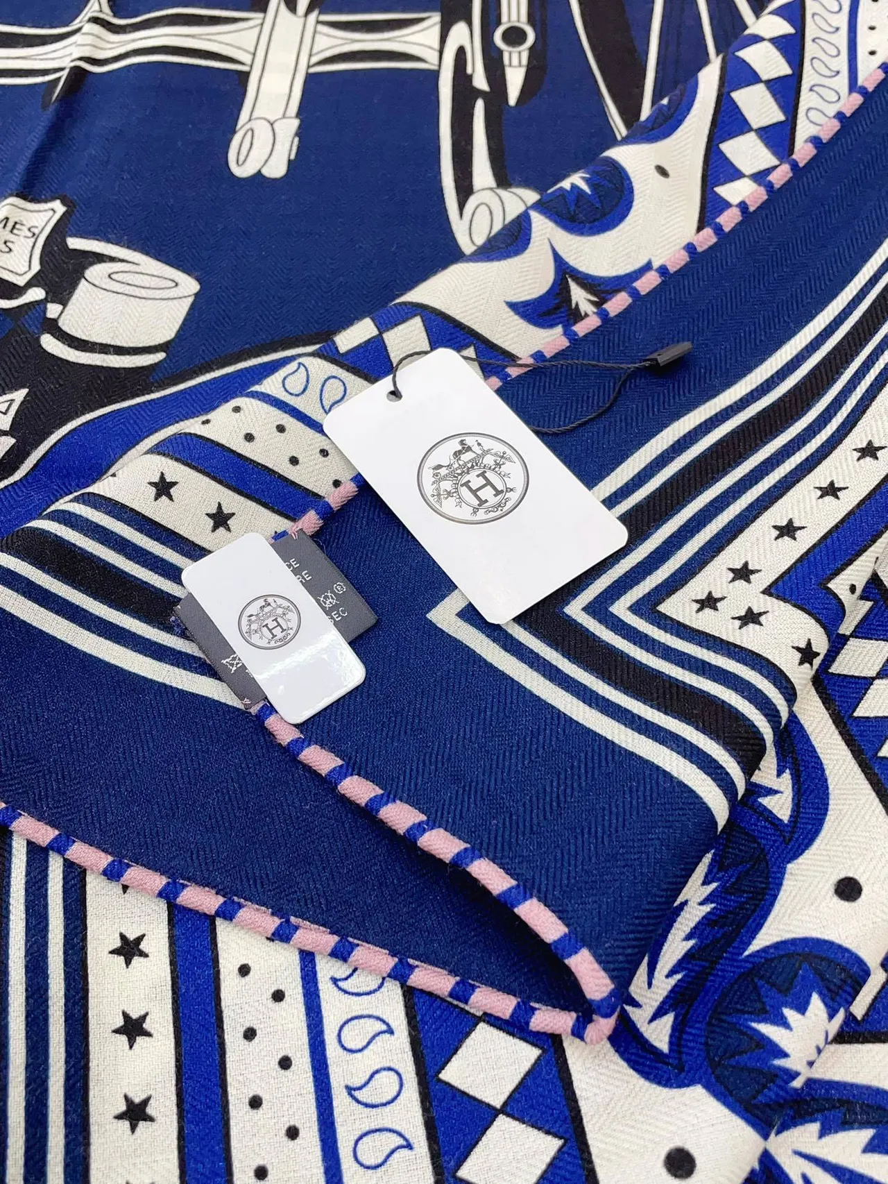 Hermès Azul Marinho Rosa Motivo Gráfico Impresso Borda Torcida Cachecol de Seda 8