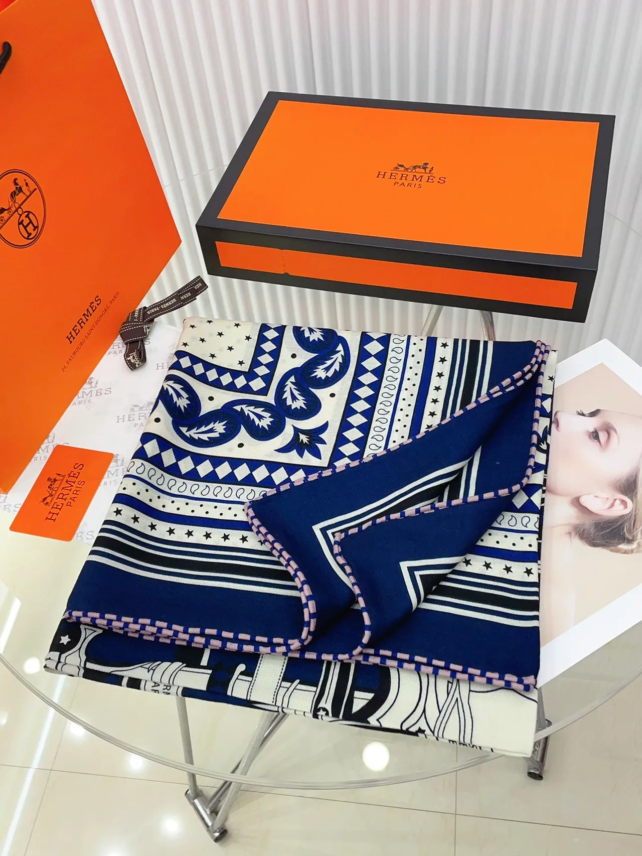 Hermès Azul Marinho Rosa Motivo Gráfico Impresso Borda Torcida Cachecol de Seda 4