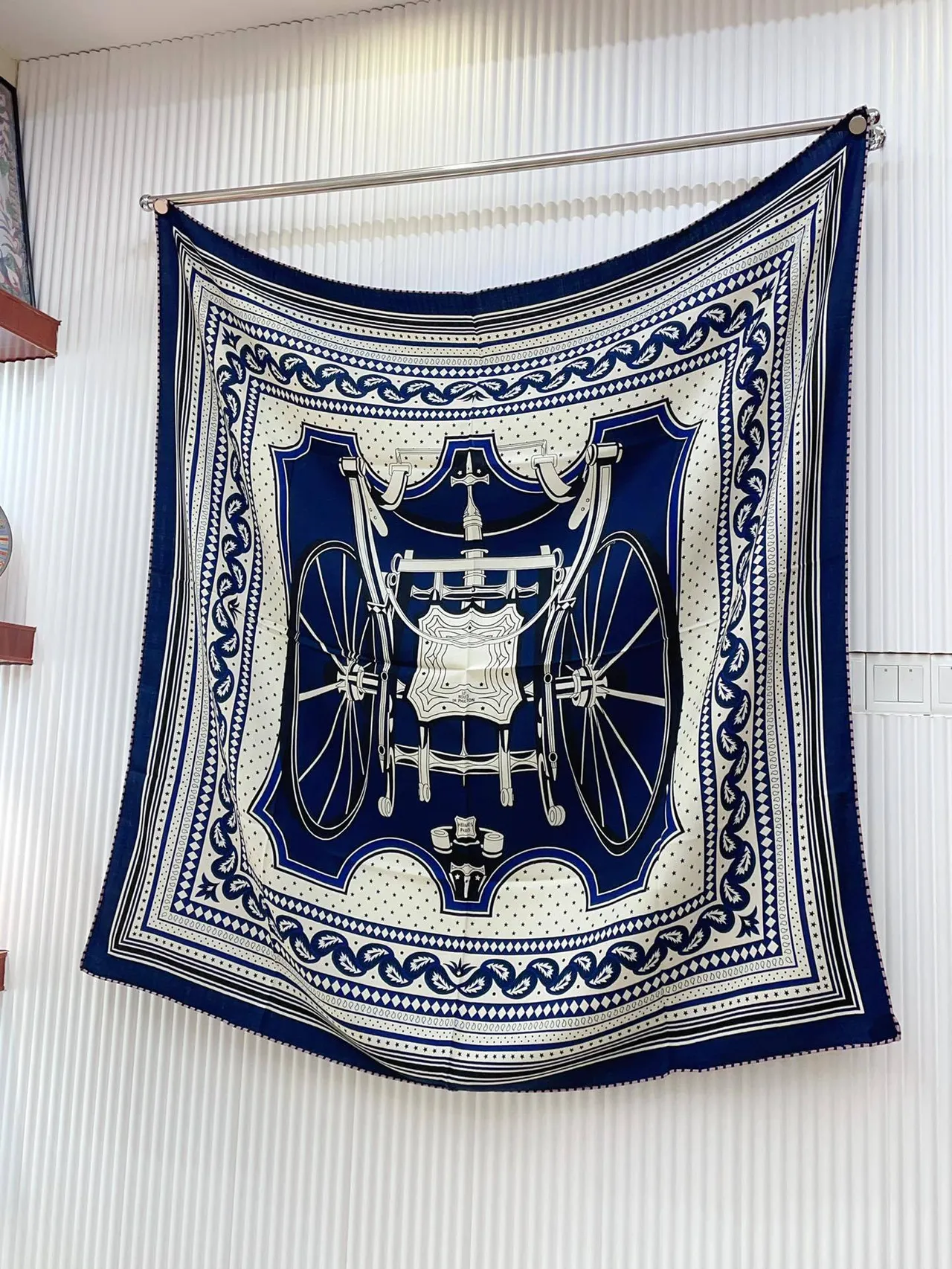 Hermès Azul Marinho Rosa Motivo Gráfico Impresso Borda Torcida Cachecol de Seda 9