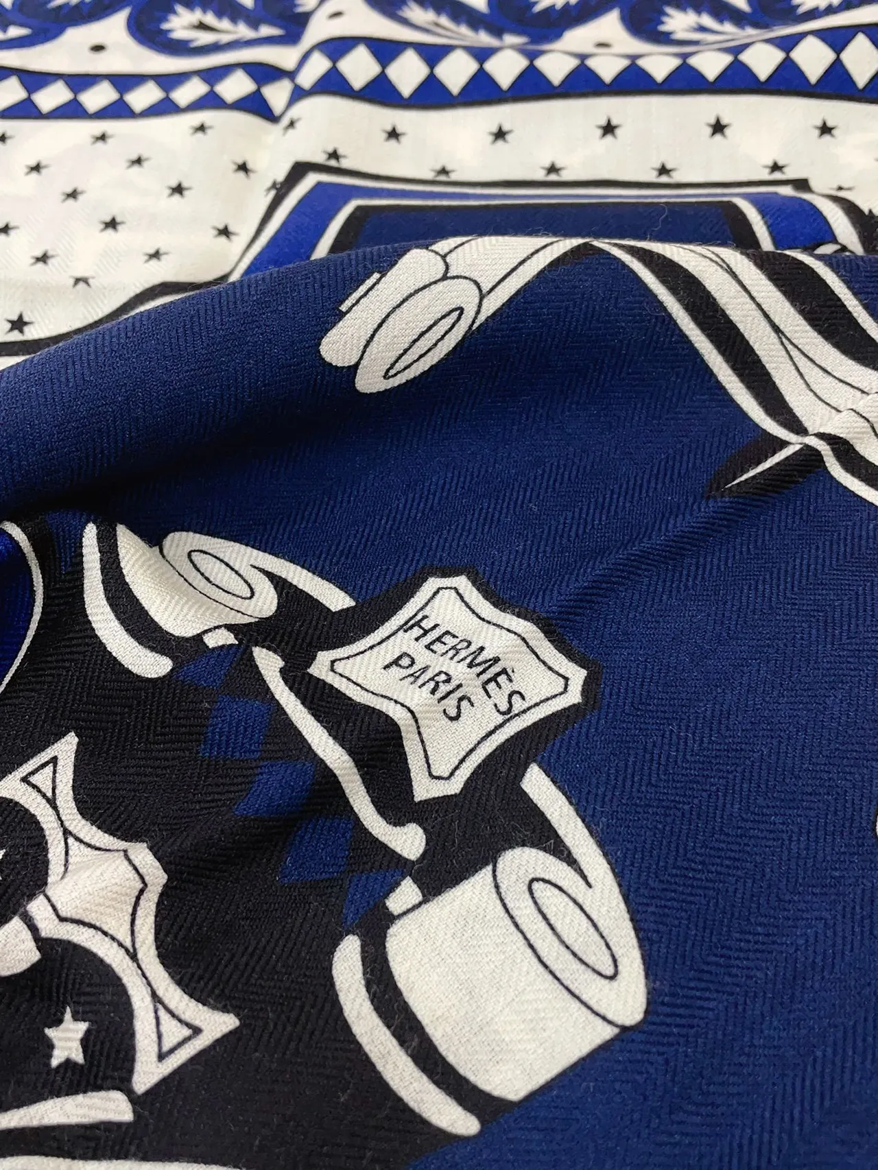 Hermès Azul Marinho Rosa Motivo Gráfico Impresso Borda Torcida Cachecol de Seda 7