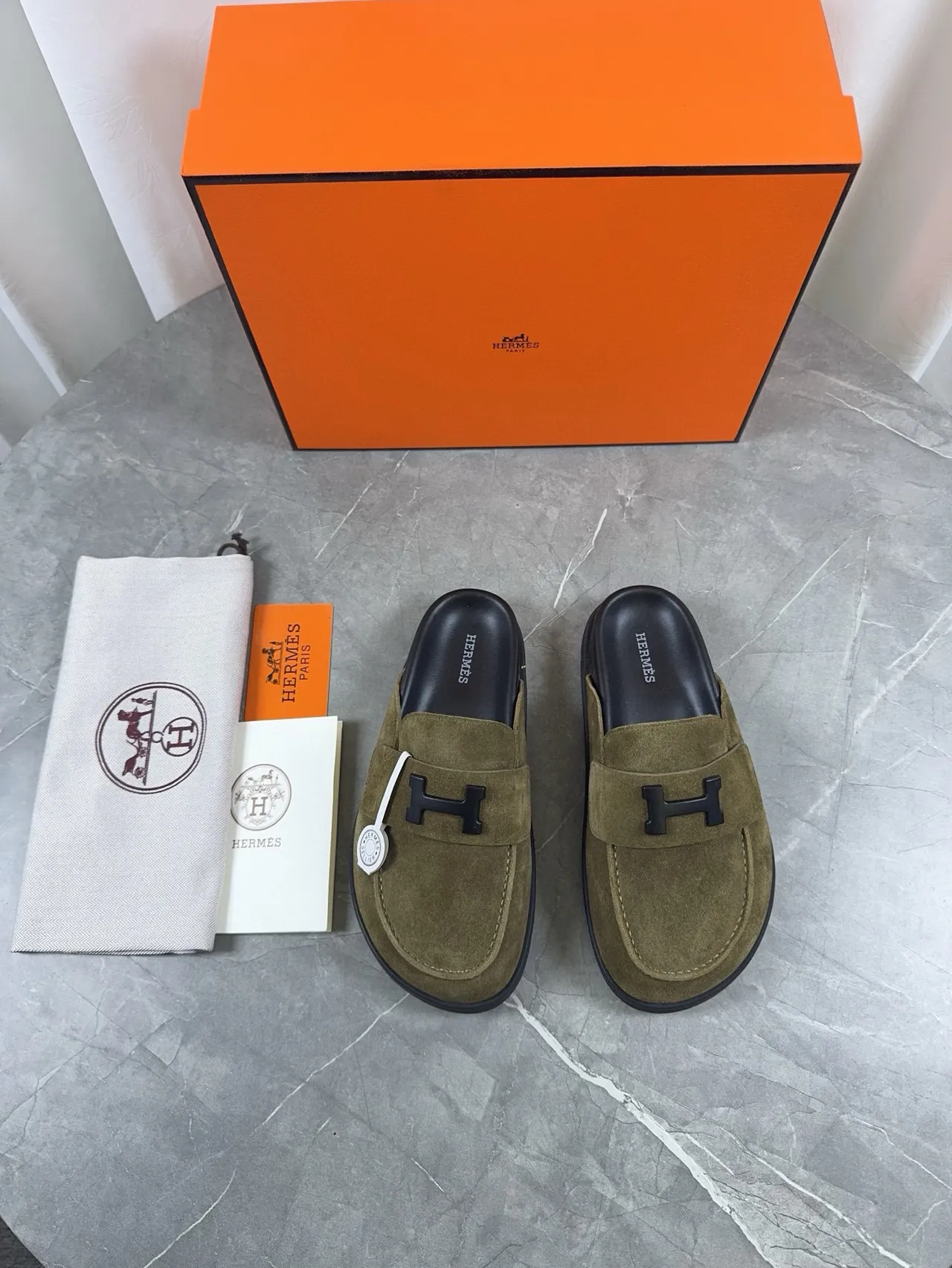 Hermès Oran Loafer Ante de color verde oliva Hebilla H Slip-On Loafer 2