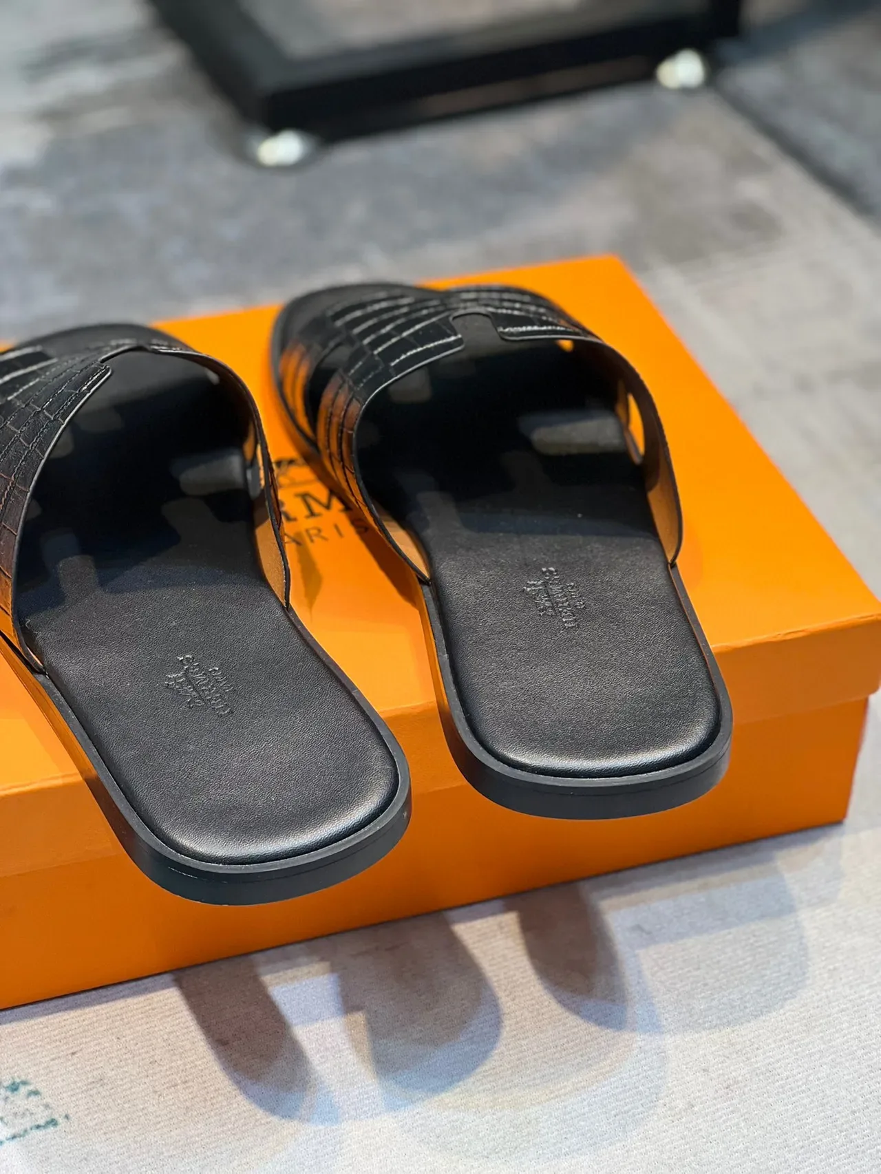 Sandales Hermès Oran Slide Cuir Noir Croc-Embosse 2